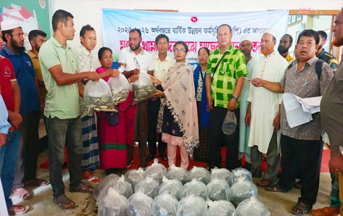 এডিপির সহায়তায় গুইমারার ৯৫ মৎস্য খামারির হাতে দেশীয় মাছের পোনা