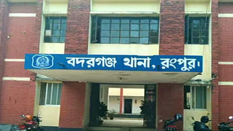 মোর ছেলেটাক ভালো করি দেও, মুই তো ছেলেটার সাথে পারনু না, এমন চোর খালি ধরা পড়ে 