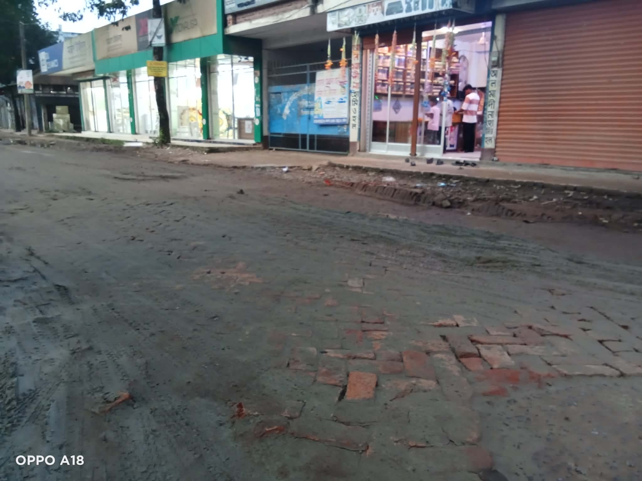 এক ঘণ্টার বৃষ্টিতে তলিয়ে যাওয়া ব্রাহ্মণপাড়ার সড়ক মেরামত