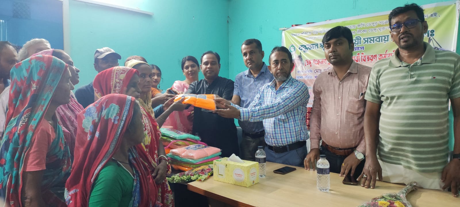 ডেঙ্গু প্রতিরোধে বন্ধুজন ক্ষুদ্র ব্যবসায়ী সমবায় সমিতি লিমিটেডের মশারী বিতরণ
