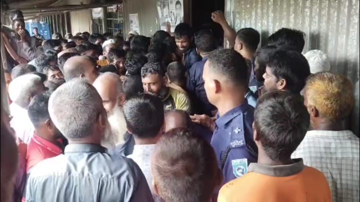 নাগেশ্বরীতে সার না পেয়ে ডিলারের গুদামে ভাঙচুর, উত্তপ্ত পরিস্থিতি