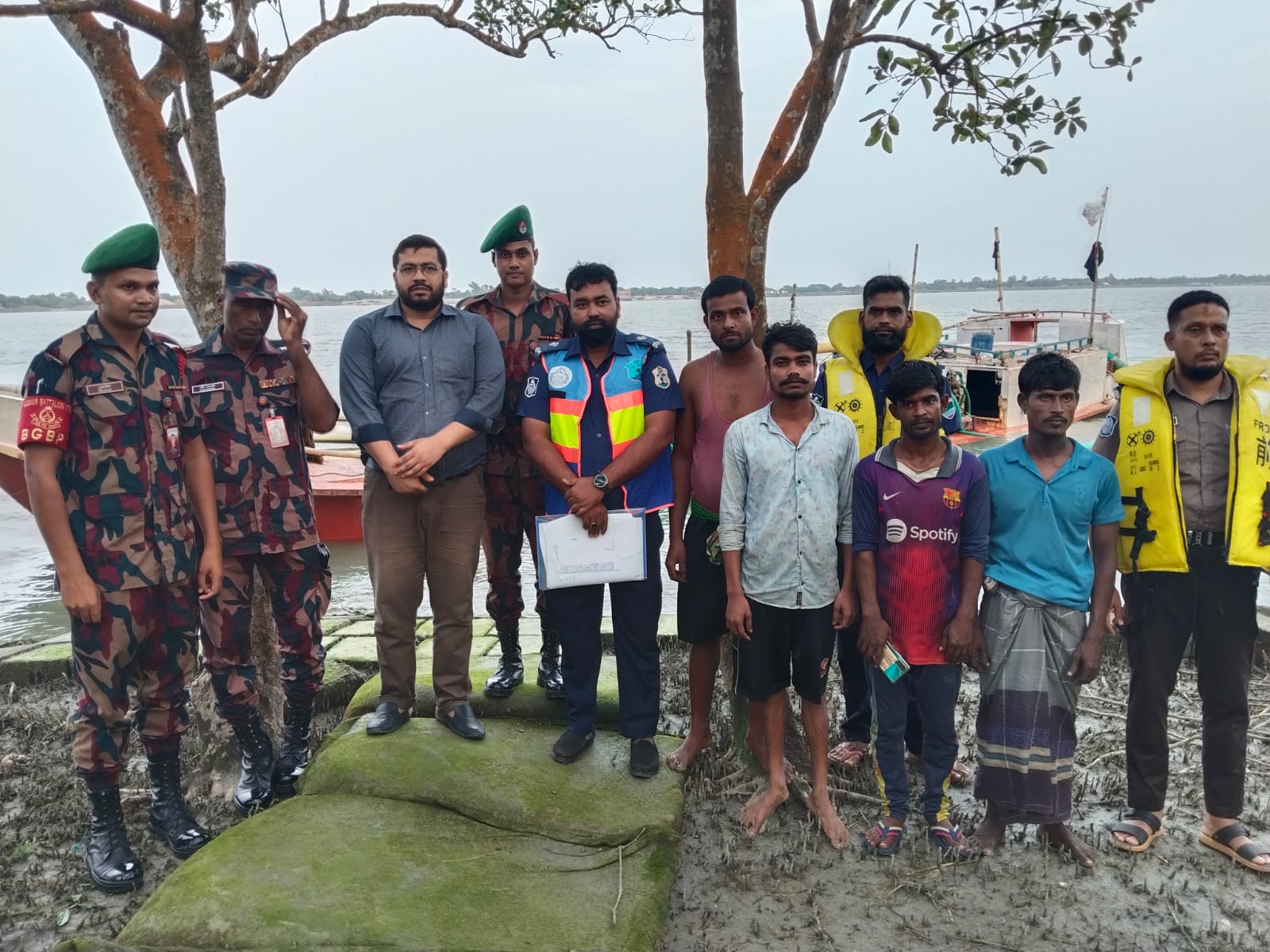 সুন্দরবনের খোলপেটুয়া নদী থেকে অবৈধভাবে বালু উত্তোলন, ৫০ হাজার টাকা জরিমানা