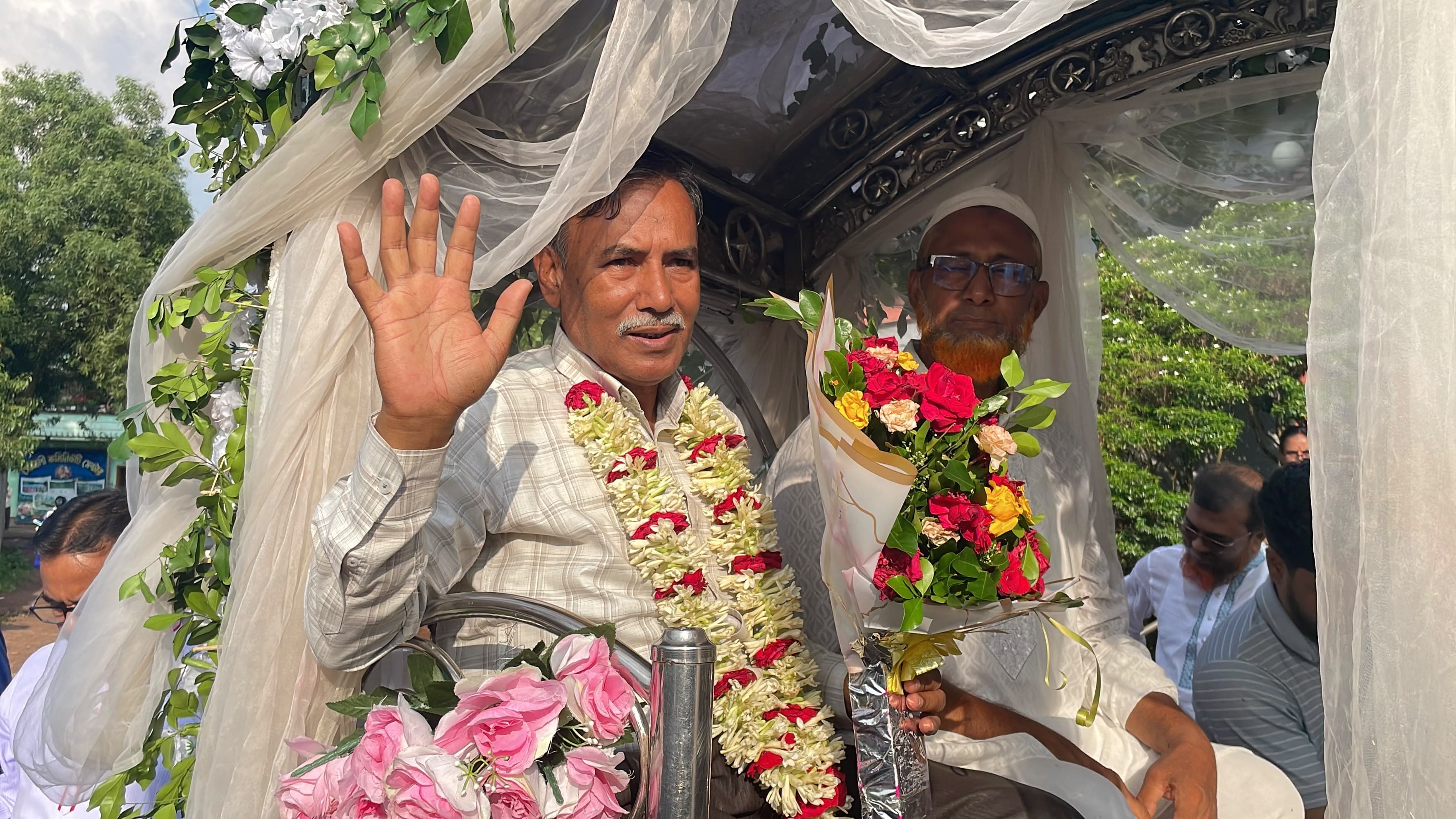 ঘোড়ার গাড়িতে চড়ে কর্মস্থল থেকে বিদায় নিলেন শিক্ষক বিপুল চন্দ্র দে