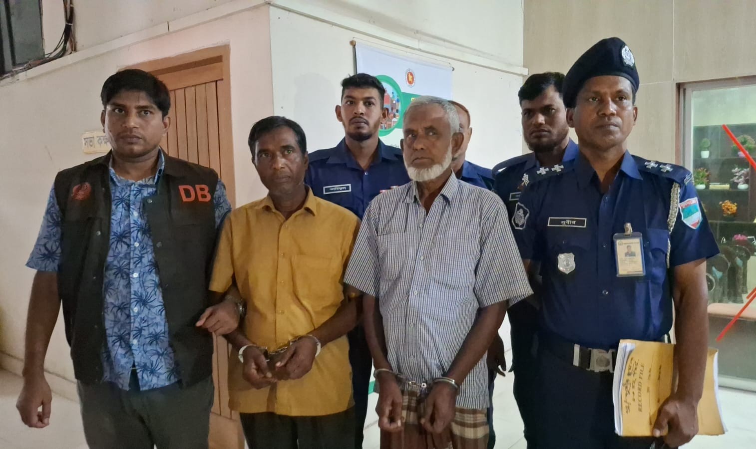 মাগুরায় ৩২৮ বস্তা সরকারি সারসহ গ্রেপ্তার ২