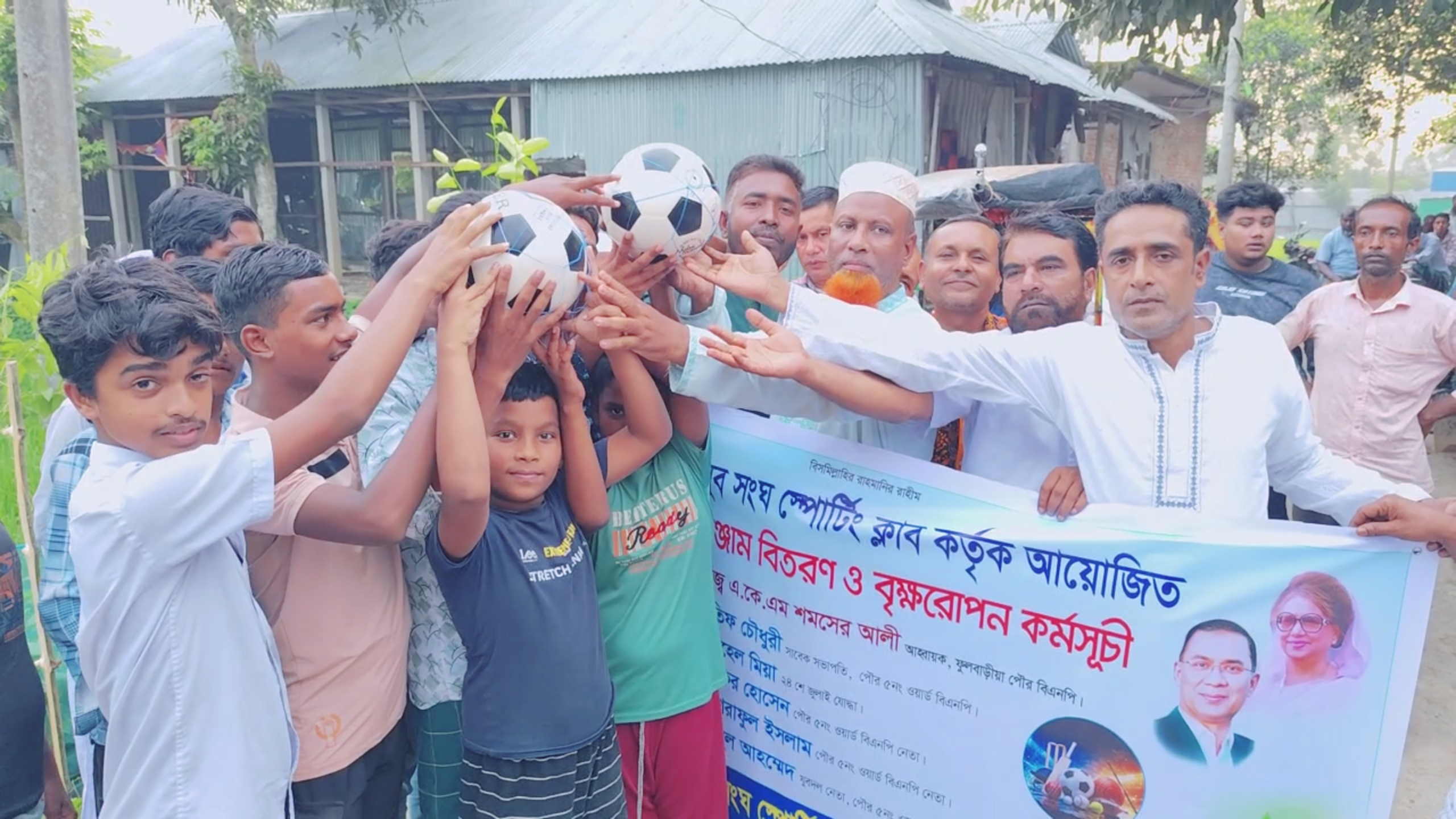 প্রধানমন্ত্রীর নির্দেশনায় ফুলবাড়ীয়ায় বিএনপি নেতা শমসের আলীর বৃক্ষরোপণ ও ফুটবল বিতরণ