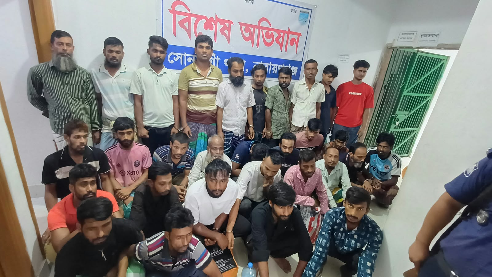 সোনারগাঁয়ে থানা পুলিশের বিশেষ অভিযান: মাদক ও পরোয়ানাভুক্ত ৩০ জন গ্রেফতার, বিপুল পরিমাণ মাদক উদ্ধার