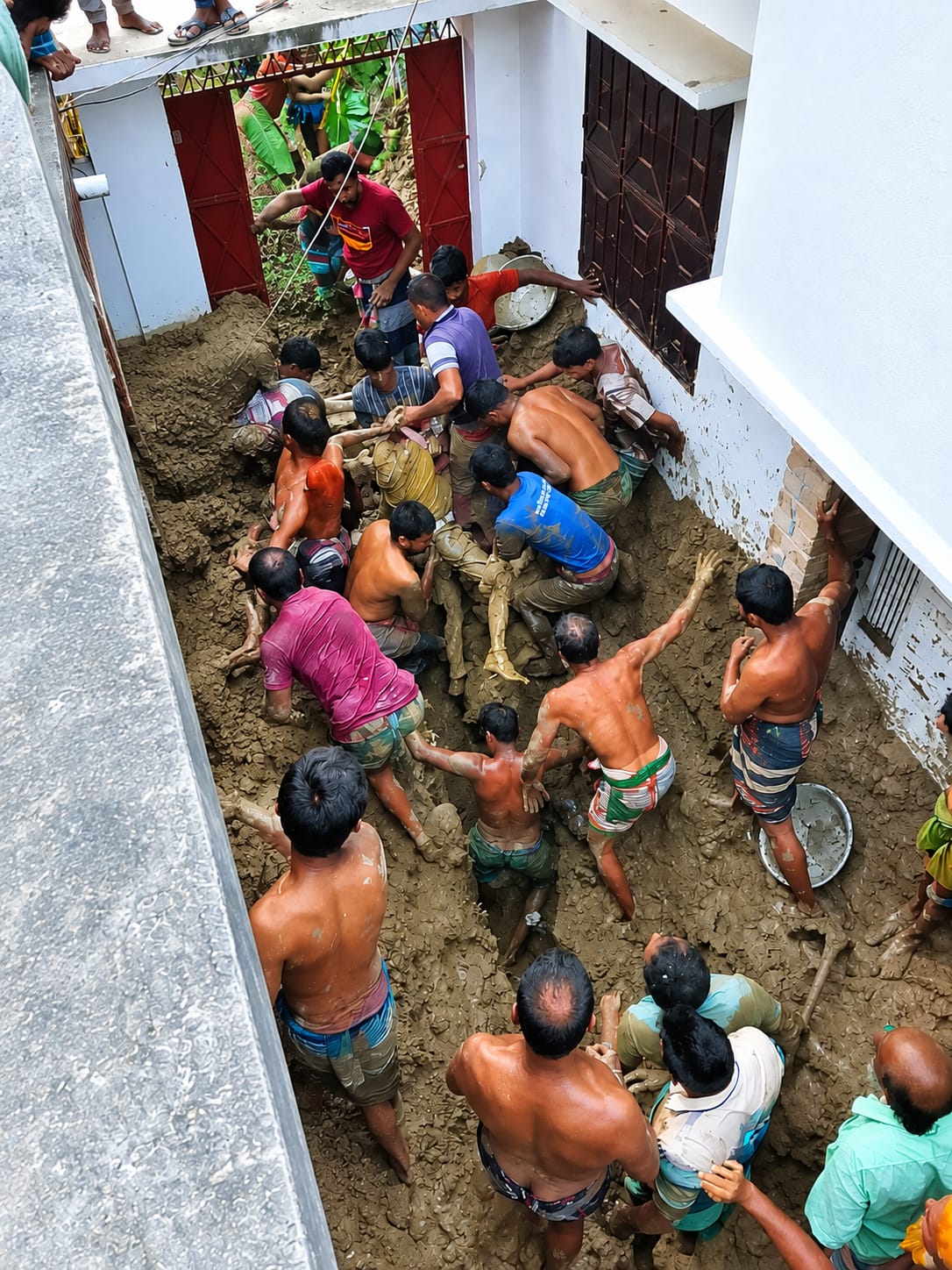 চুয়াডাঙ্গায় ড্রেন নির্মাণের সময় মাটির দেয়াল ধসে শ্রমিক নিহত