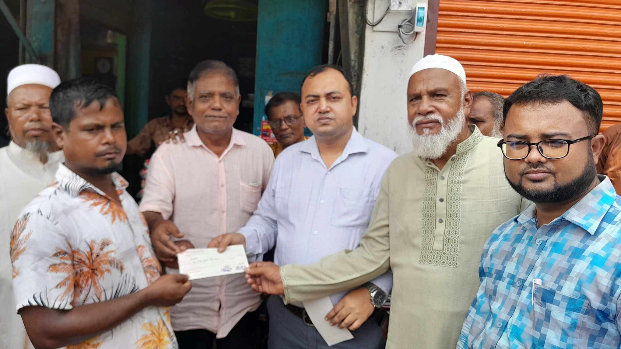 বকশীগঞ্জে অগ্নিকাণ্ডে ক্ষতিগ্রস্তদের মাঝে জেলা প্রশাসনের চেক বিতরণ