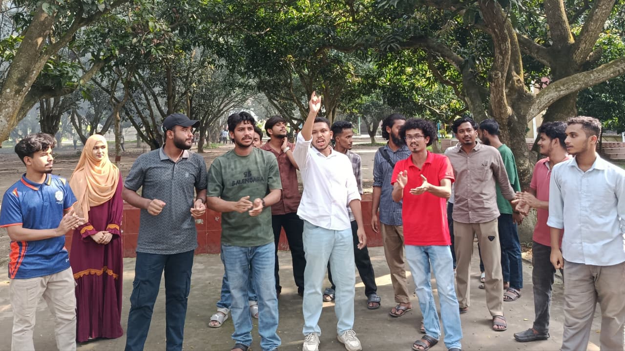 ইবিতে মব কালচার ও নিষিদ্ধ সংগঠনের অপতৎপরতার বিরুদ্ধে ছাত্রশক্তির পদযাত্রা