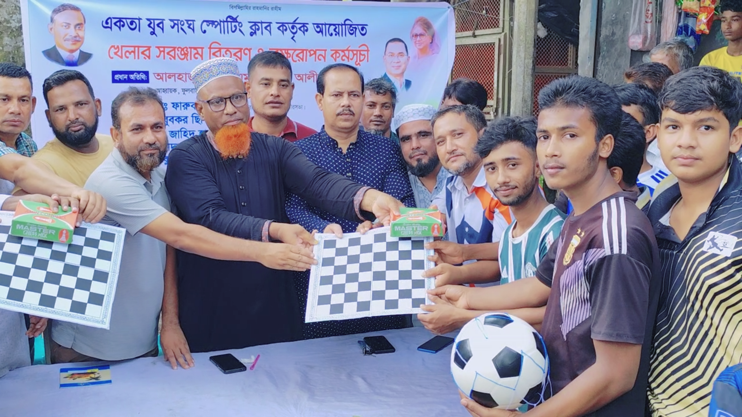 মাদক ও জুয়া নির্মূলের অঙ্গীকার: ফুলবাড়ীয়ায় বিএনপি নেতা শমসের আলীর ক্রীড়া সামগ্রী ও বৃক্ষ বিতরণ