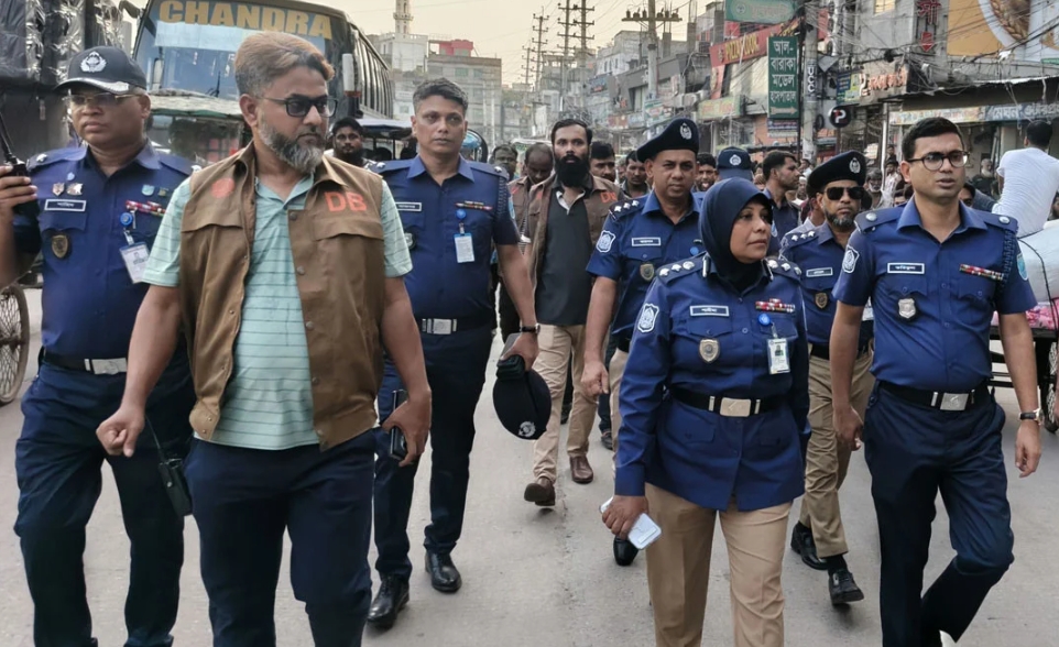 কেরানীগঞ্জে ফুটপাত দখলমুক্ত করতে পুলিশের অভিযান, উচ্ছেদ শতাধিক স্থাপনা