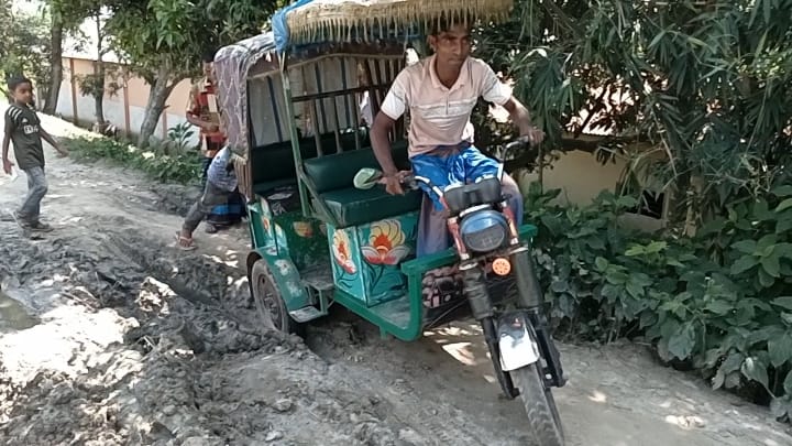 মান্দায় কাঁচা সড়কের বেহাল দশায় জনদুর্ভোগ: সংস্কারের দাবি স্থানীয়দের