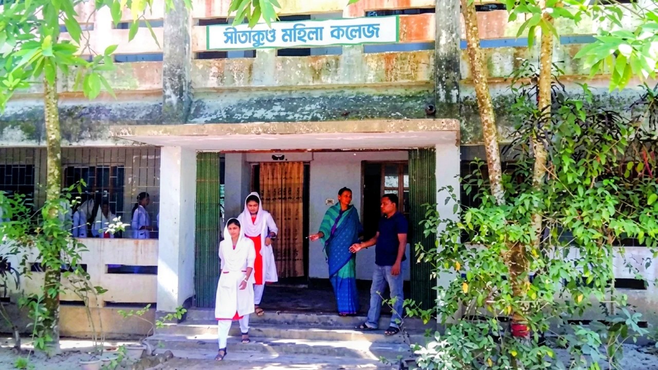 যাতায়াত খরচ ও পারিবারিক চাপে ঝরে পড়ছে সীতাকুণ্ডের ছাত্রীরা
