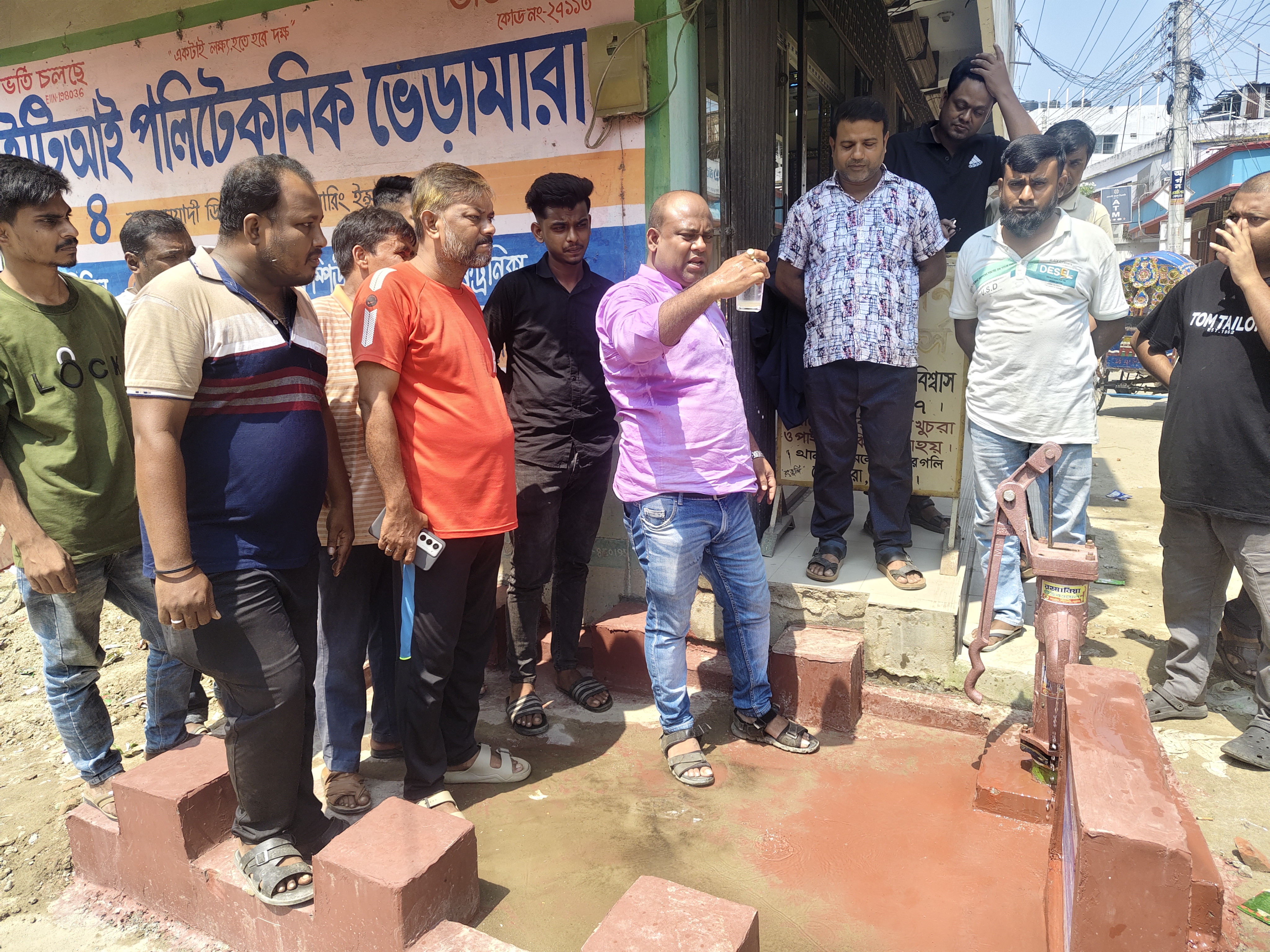 ভেড়ামারা থানার সামনে স্বর্ণপট্টিতে পানির সংকট নিরসনে উদ্যোগ, প্রশংসিত এসএস আল হোসাইন সোহাগ