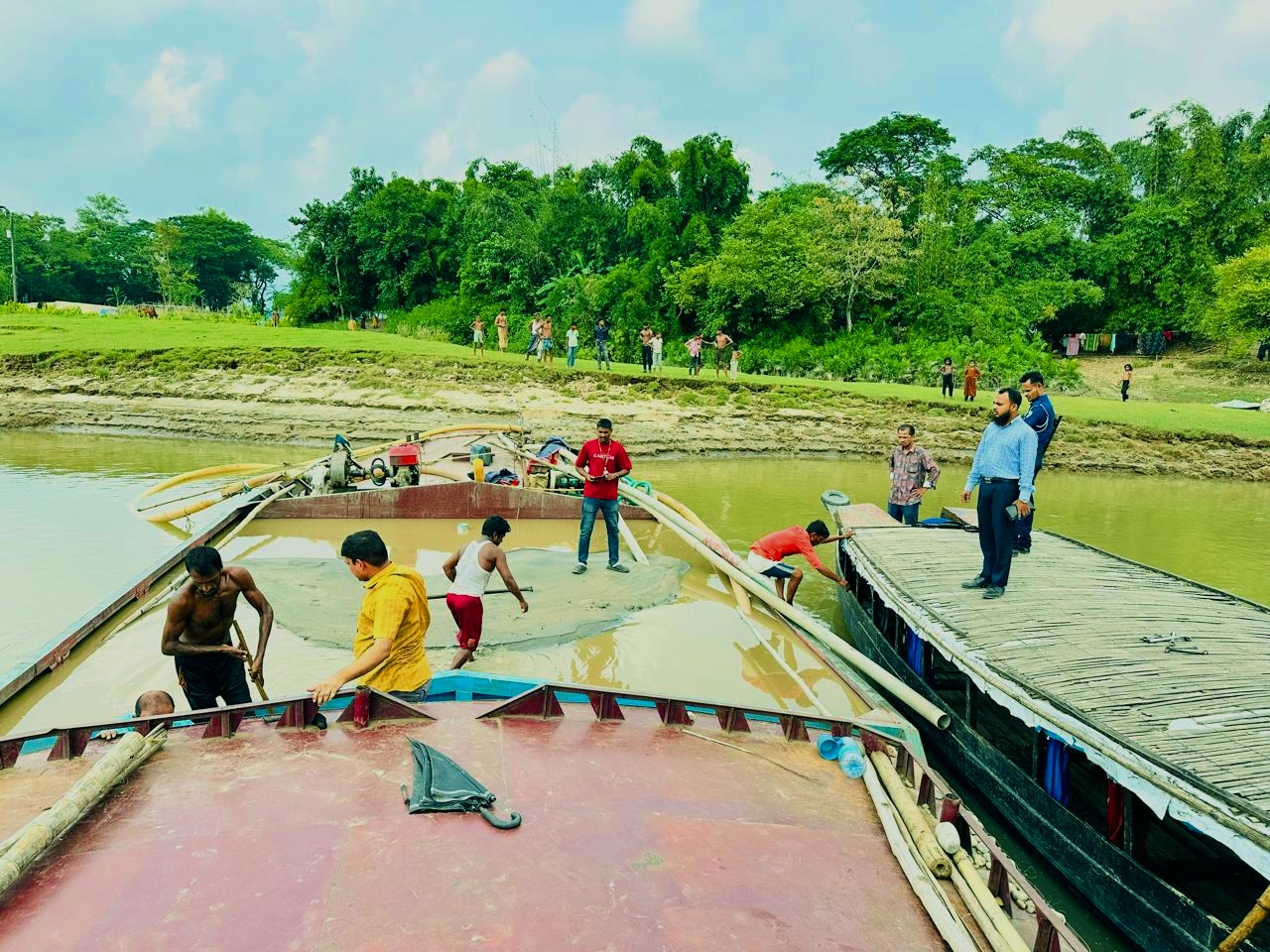 গোয়াইনঘাটে অবৈধ বালু উত্তোলনের বিরুদ্ধে অভিযান: ৮ ড্রেজার ধ্বংস