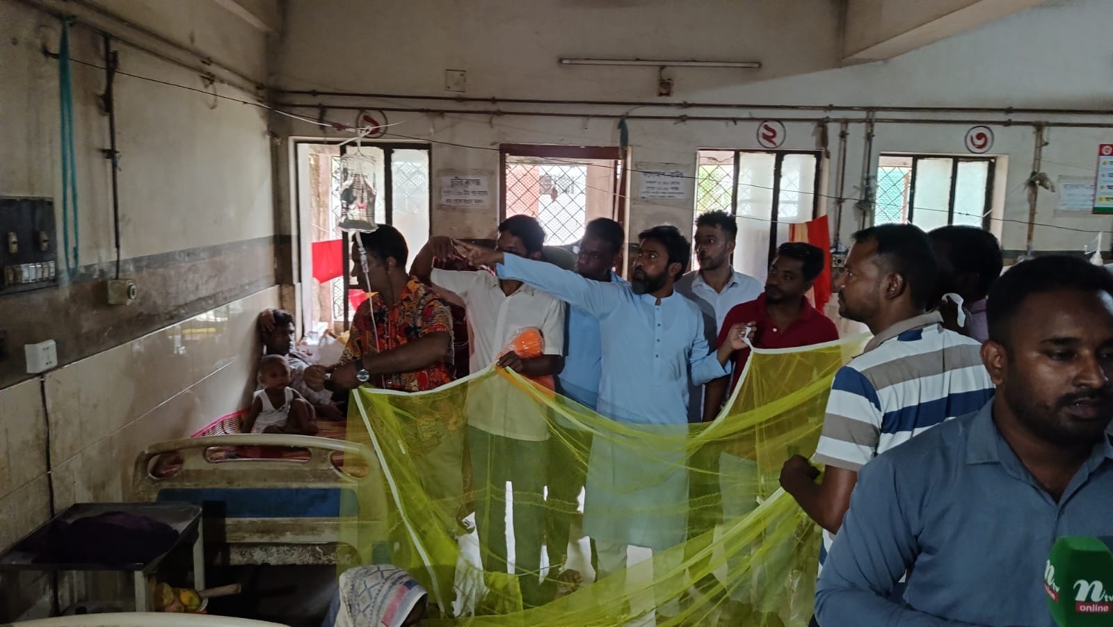 জামালপুর জেনারেল হাসপাতালে ডেঙ্গু রোগীদের মাঝে মেয়রপ্রার্থী সোহেল রানা খানের মশারি বিতরণ
