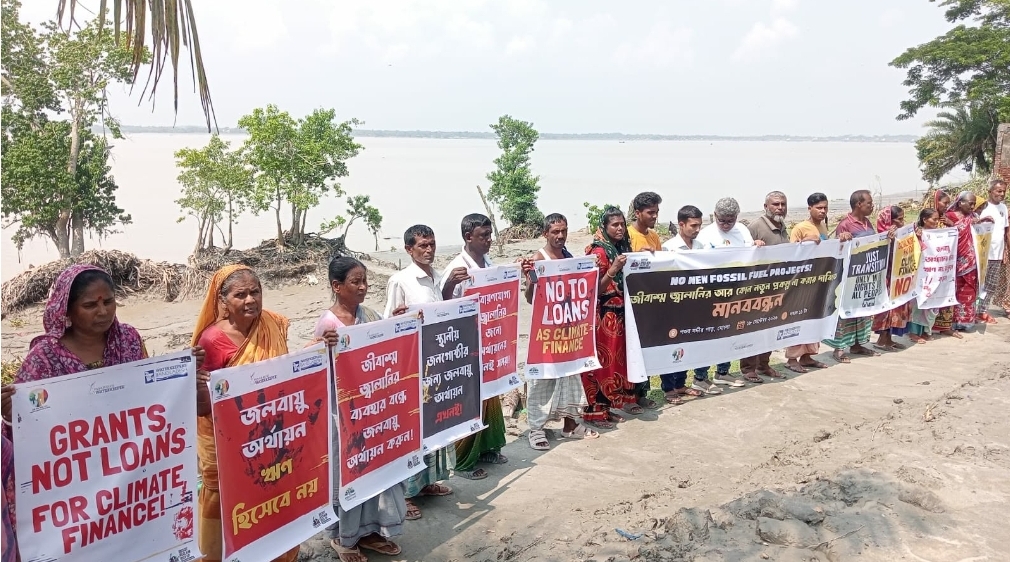 জীবাশ্ম জ্বালানির নতুন প্রকল্প বন্ধ ও নবায়নযোগ্য জ্বালানিতে বিনিয়োগের দাবিতে মোংলায় মানববন্ধন