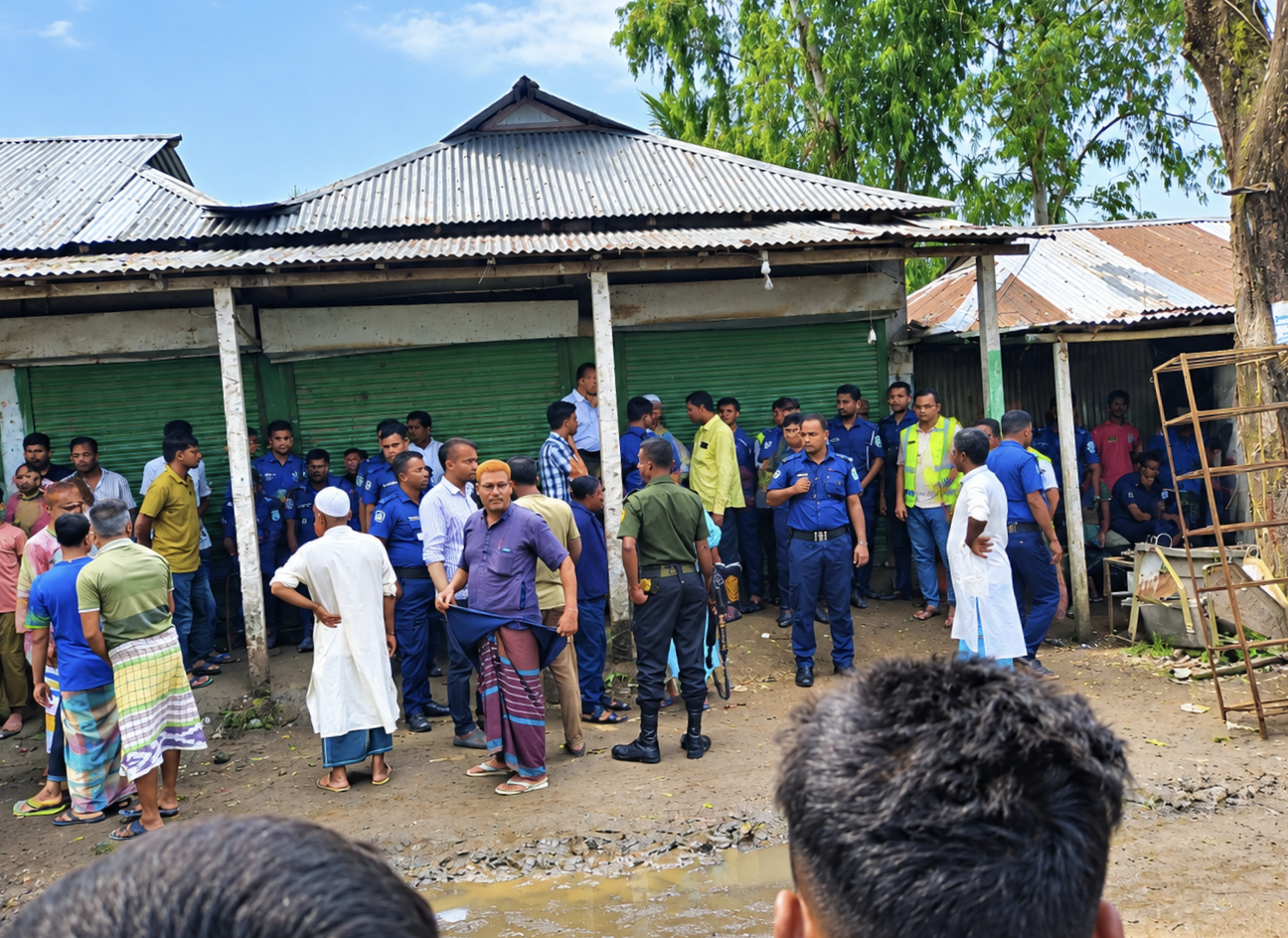 নাগেশ্বরীতে সারের দাবিতে কৃষকদের সড়ক অবরোধ, কৃষি কর্মকর্তাকে অবরুদ্ধ