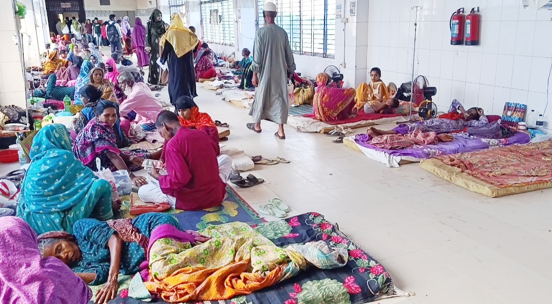 মাগুরা ২৫০ শয্যাবিশিষ্ট হাসপাতালে শিশু রোগীর চাপ, মেঝেতে চিকিৎসা