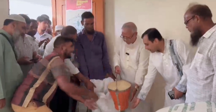 ফরিদপুরের মধুখালীতে বন্যাদুর্গতদের মাঝে খাদ্যসামগ্রী বিতরণ