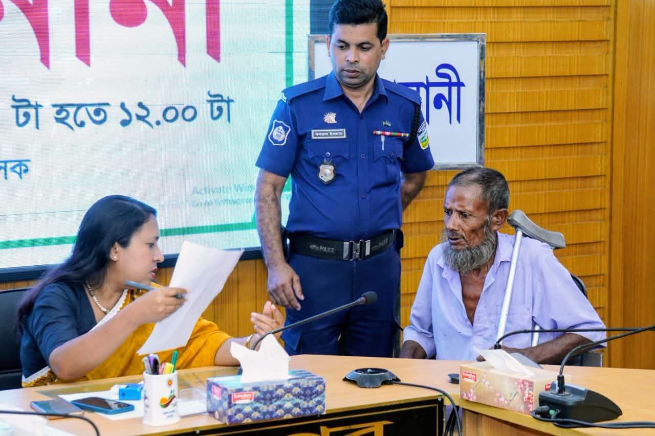 শেরপুরে জেলা প্রশাসকের গণশুনানিতে সহায়তা পেলেন ২১৮ জন সেবাপ্রার্থী