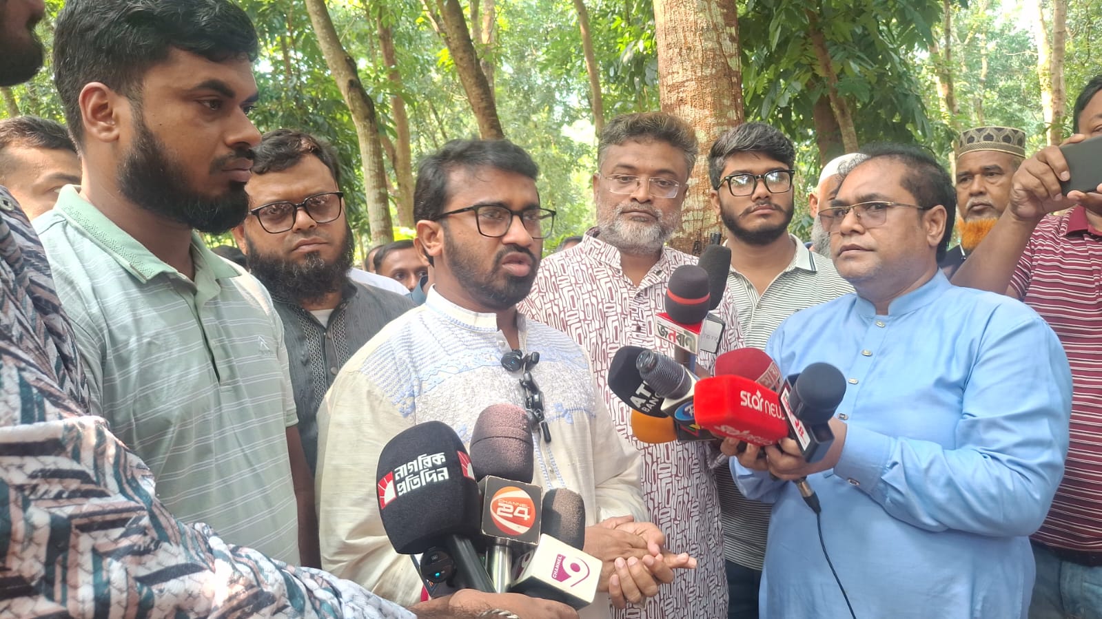 মাগুরায় শহীদ মেহেদী হাসান রাব্বির কবর জিয়ারত করলেন প্রধানমন্ত্রীর রাজনৈতিক সহকারী