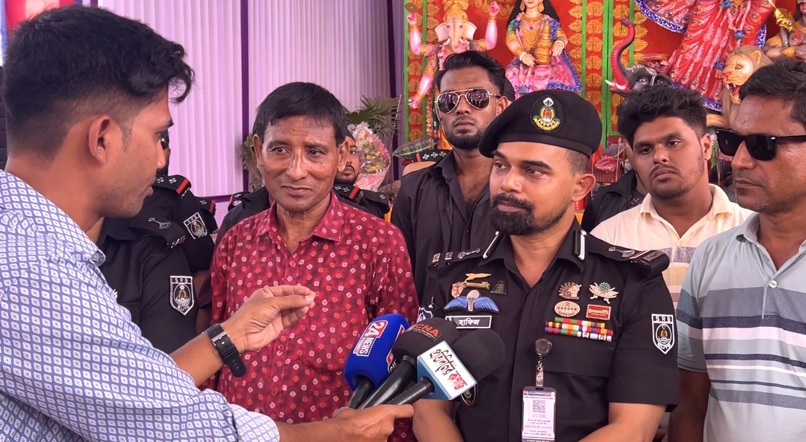 ধামরাইয়ে পূজামণ্ডপ পরিদর্শন করলেন এসআরবি-৪-এর অধিনায়ক