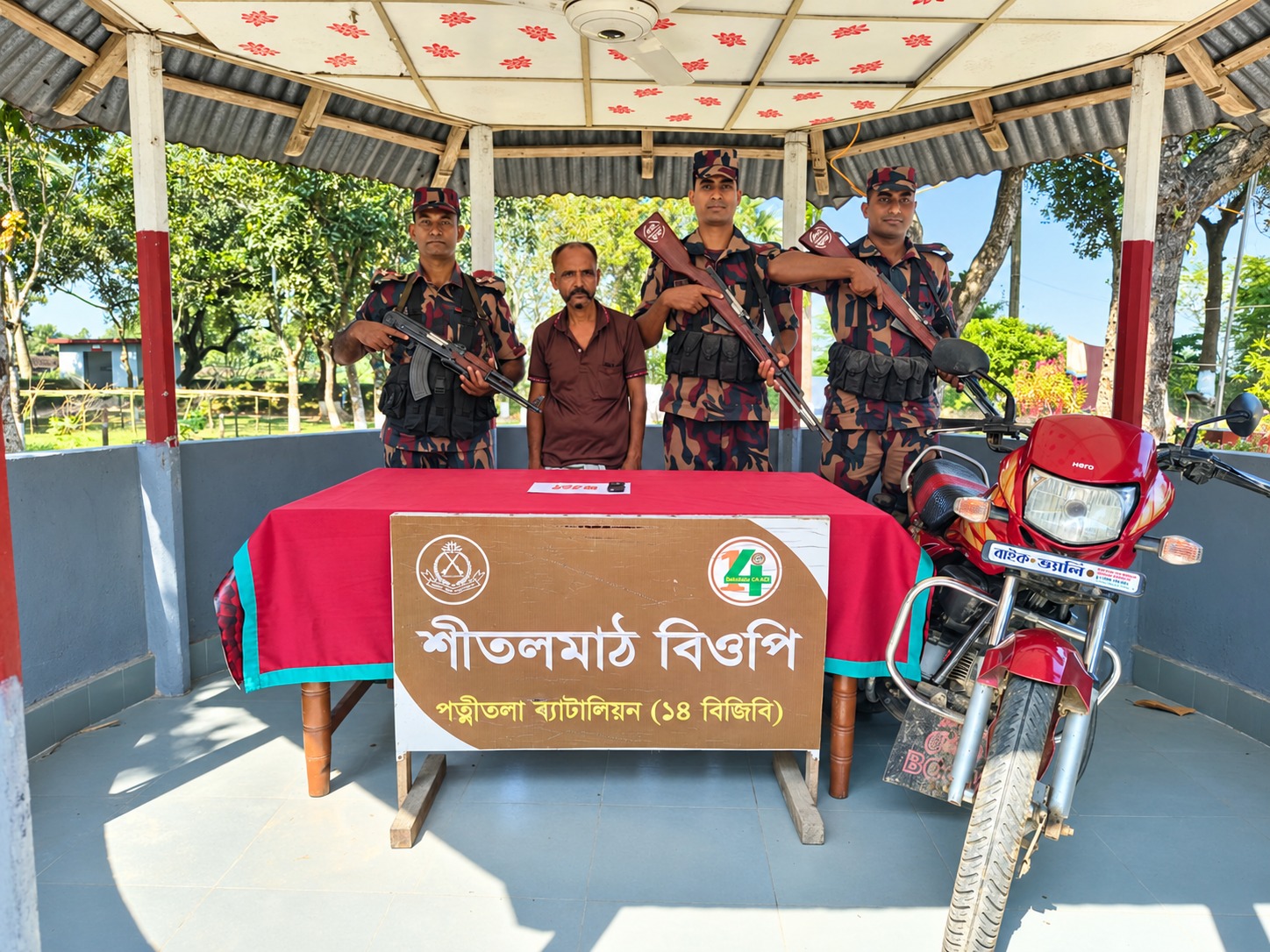 নওগাঁয় ট্যাপেন্টাডলসহ বিজিবির হাতে মাদক কারবারি আটক