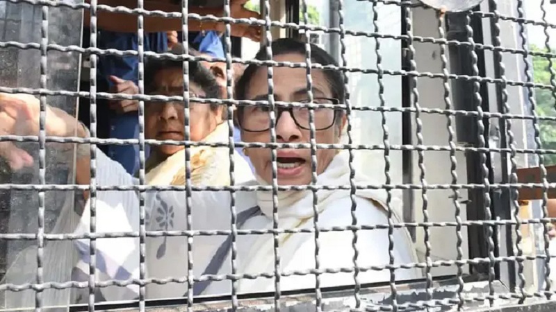 দিল্লি পুলিশের হাতে আটক মমতা বন্দ্যোপাধ্যায়