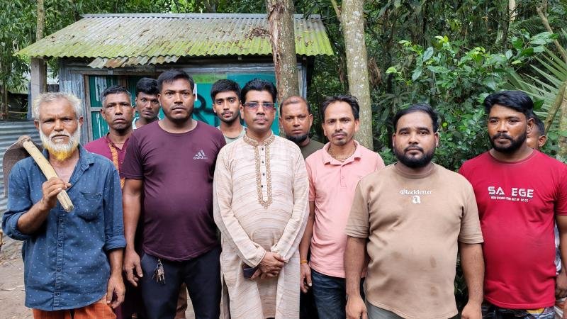 কুমিল্লার চান্দিনায় চেয়ারম্যান প্রার্থীর নিজস্ব অর্থায়নে সড়ক সংস্কার