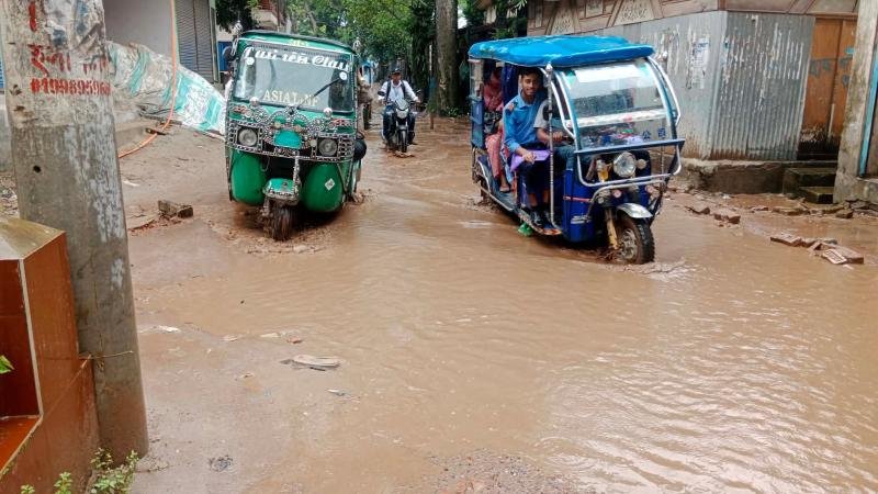 সামান্য বৃষ্টিতেই বেহাল ব্রাহ্মণপাড়া প্রধান সড়ক, ১৭ গ্রামের মানুষের চরম ভোগান্তি