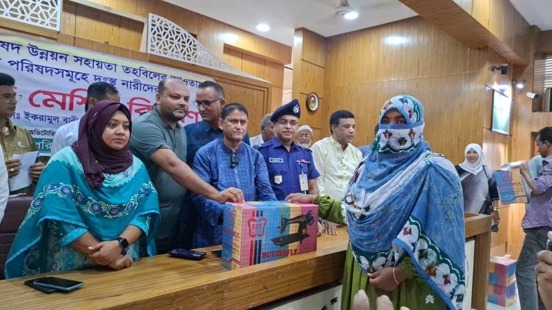 মান্দায় সেলাই মেশিন বিতরণ করলেন এমপি ডাঃ টিপু