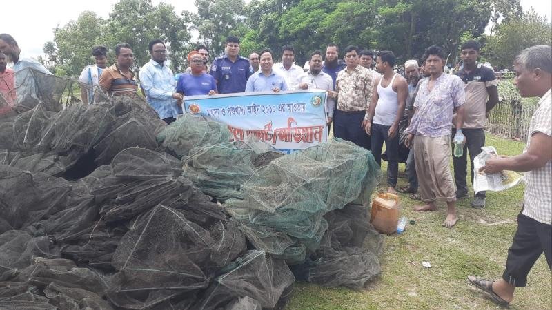 দিনাজপুরে নিষিদ্ধ রিং ও কারেন্ট জাল জব্দ করে ধ্বংস