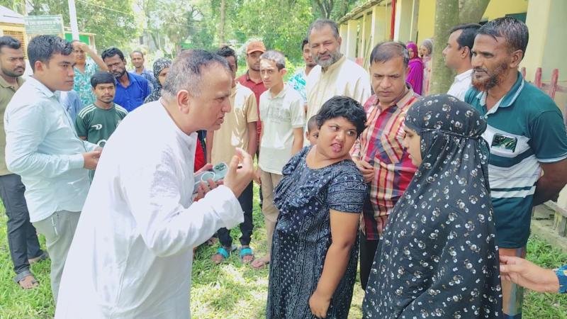 ফুলবাড়ীয়ায় বিশেষ চাহিদাসম্পন্ন শিক্ষার্থীদের পাশে আখতারুল আলম ফারুক, অংশ নিলেন বৃক্ষরোপণে
