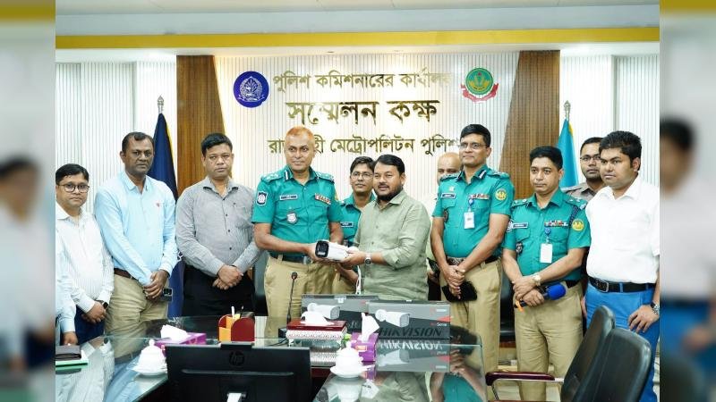 মহানগরজুড়ে নিরাপত্তা জোরদারে আরএমপিকে ১৫৫টি অত্যাধুনিক সিসি ক্যামেরা হস্তান্তর করল রাসিক