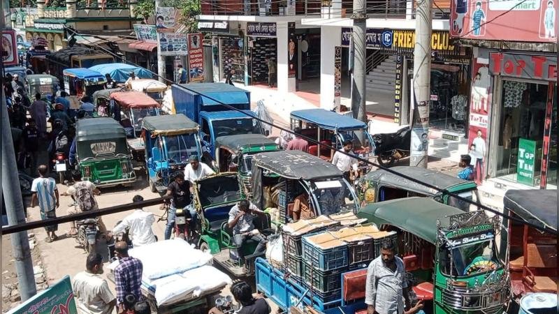 ব্রাহ্মণপাড়ায় তীব্র যানজটে দুর্ভোগ পোহাচ্ছে সাধারণ মানুষ