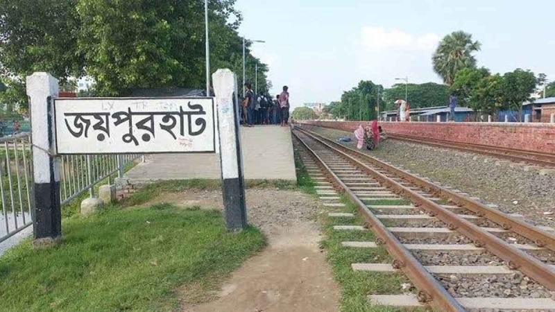 জয়পুরহাটে ট্রেনের ধাক্কায় যুবকের মৃত্যু