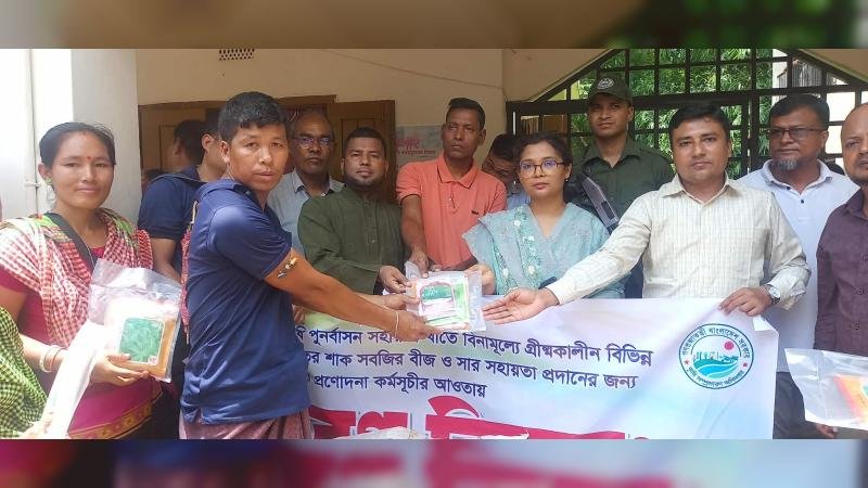সরকারি প্রণোদনায় গুইমারার ৩০০ কৃষকের মুখে হাসি, পেলেন বীজ ও রাসায়নিক সার