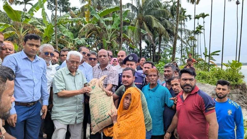 বানারীপাড়ায় নদীভাঙনে ক্ষতিগ্রস্তদের মাঝে ত্রাণ বিতরণ করলেন সংসদ সদস্য সরফুদ্দিন আহমেদ সান্টু