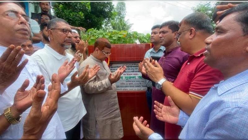 মিরসরাইয়ে মিঠাছরা-বামনসুন্দর সড়কের নির্মাণকাজের উদ্বোধন