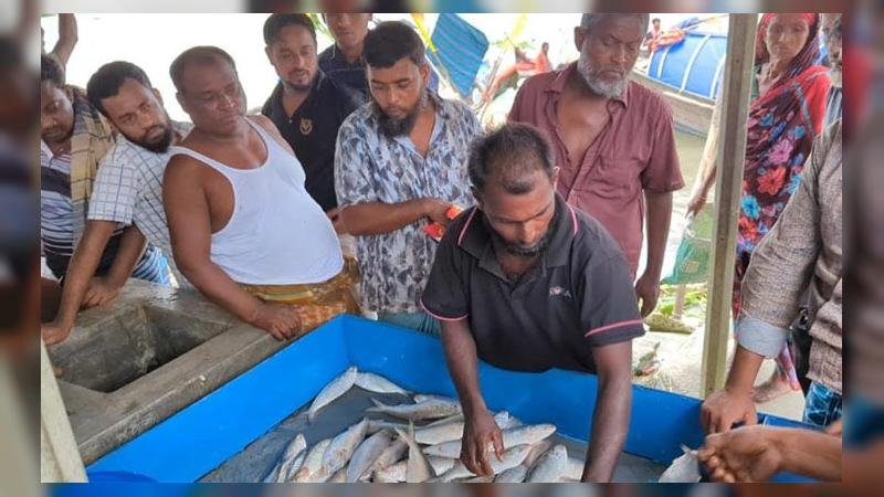 দাদনের ফাঁদ: শেকলে বাঁধা সীতাকুণ্ড উপকূলীয় জেলে জীবন