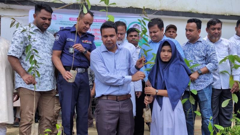  চকরিয়ায় শিক্ষার্থীদের মাঝে ৩০ হাজার চারা বিতরণ কর্মসূচি উদ্বোধন 