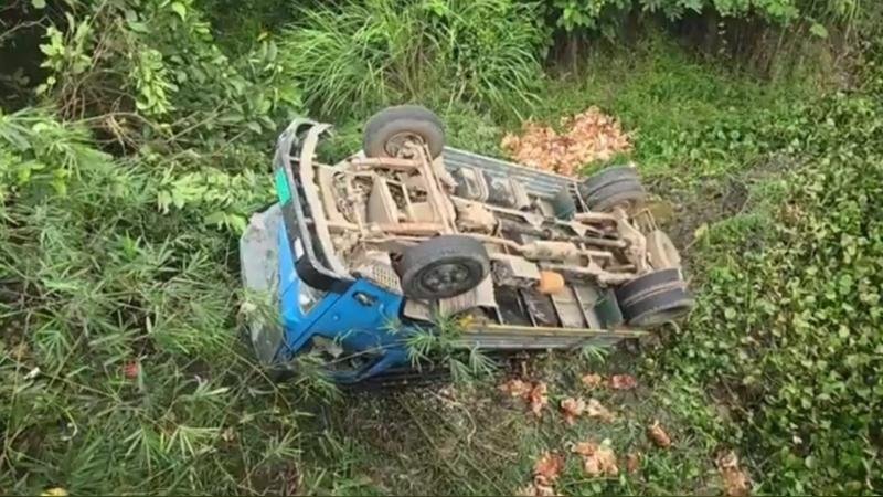 চান মুহুরী সেতুতে পিকআপের নিয়ন্ত্রণ হারিয়ে খালে আহত ২