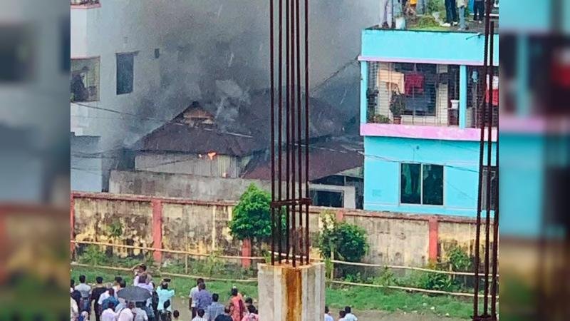 কালিয়াকৈর বাজারে অগ্নিকাণ্ডে পুড়ল পাঁচ টিনশেড কক্ষ, যানজটে বিলম্ব ফায়ার সার্ভিসের