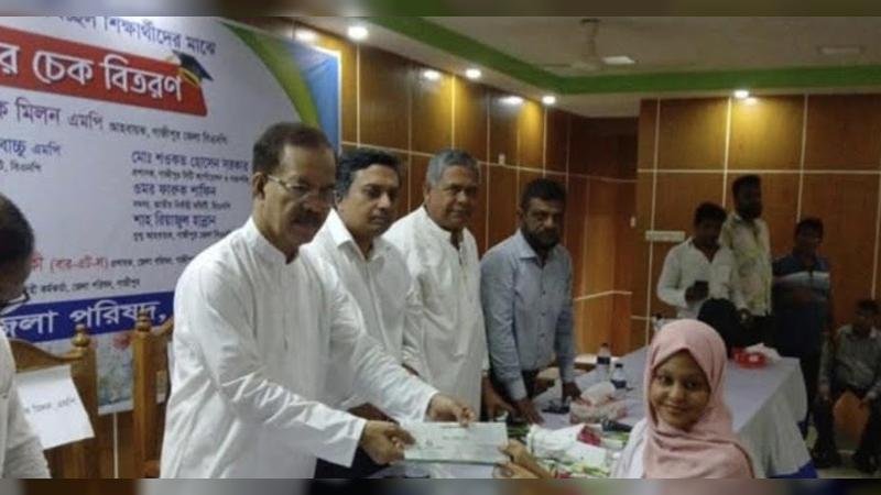 গাজীপুর জেলা পরিষদের উদ্যোগে ৩৫ শিক্ষার্থীকে শিক্ষাবৃত্তি প্রদান