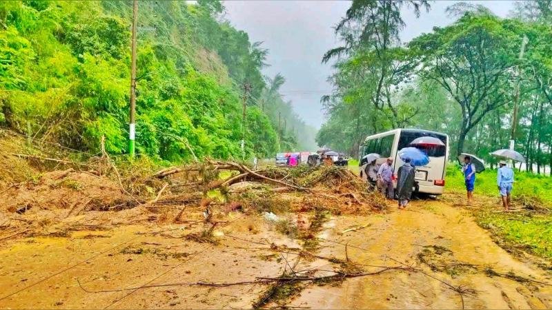 কক্সবাজার মেরিন ড্রাইভে পাহাড় ধস: সেনাবাহিনীর তৎপরতায় সচল সড়ক
