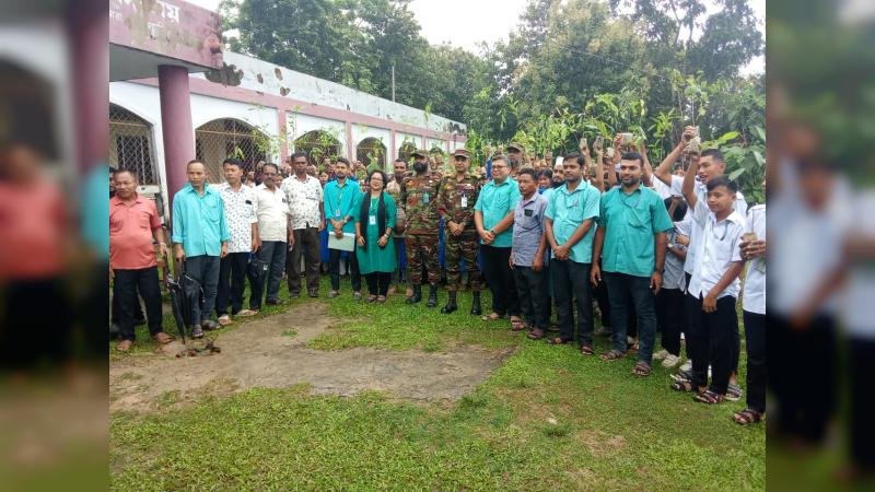 পাহাড়ে সবুজের বার্তা: সিন্দুকছড়ি জোনের উদ্যোগে শিক্ষার্থীদের মাঝে ৬০০ গাছের চারা বিতরণ
