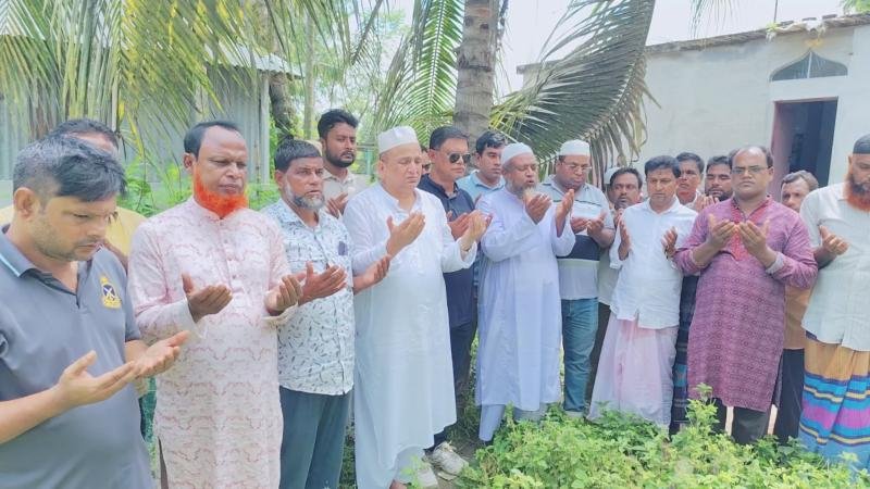 ফুলবাড়ীয়ায় জুলাই শহীদ হাফিজুল ইসলামের কবর জিয়ারত করলেন আখতারুল আলম ফারুক