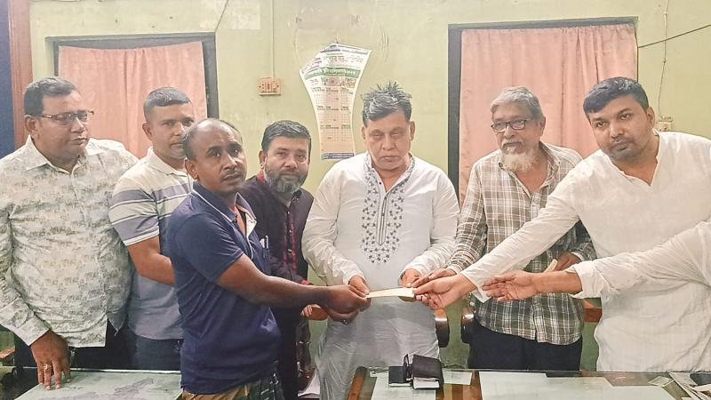 জামালপুর বাস-মিনিবাস শ্রমিক ইউনিয়নের কল্যাণ তহবিলের চেক বিতরণ