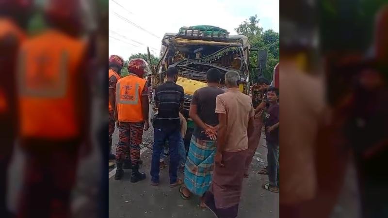 কোটচাঁদপুরে বাস-ট্রাক সংঘর্ষে ট্রাকচালক গুরুতর আহত